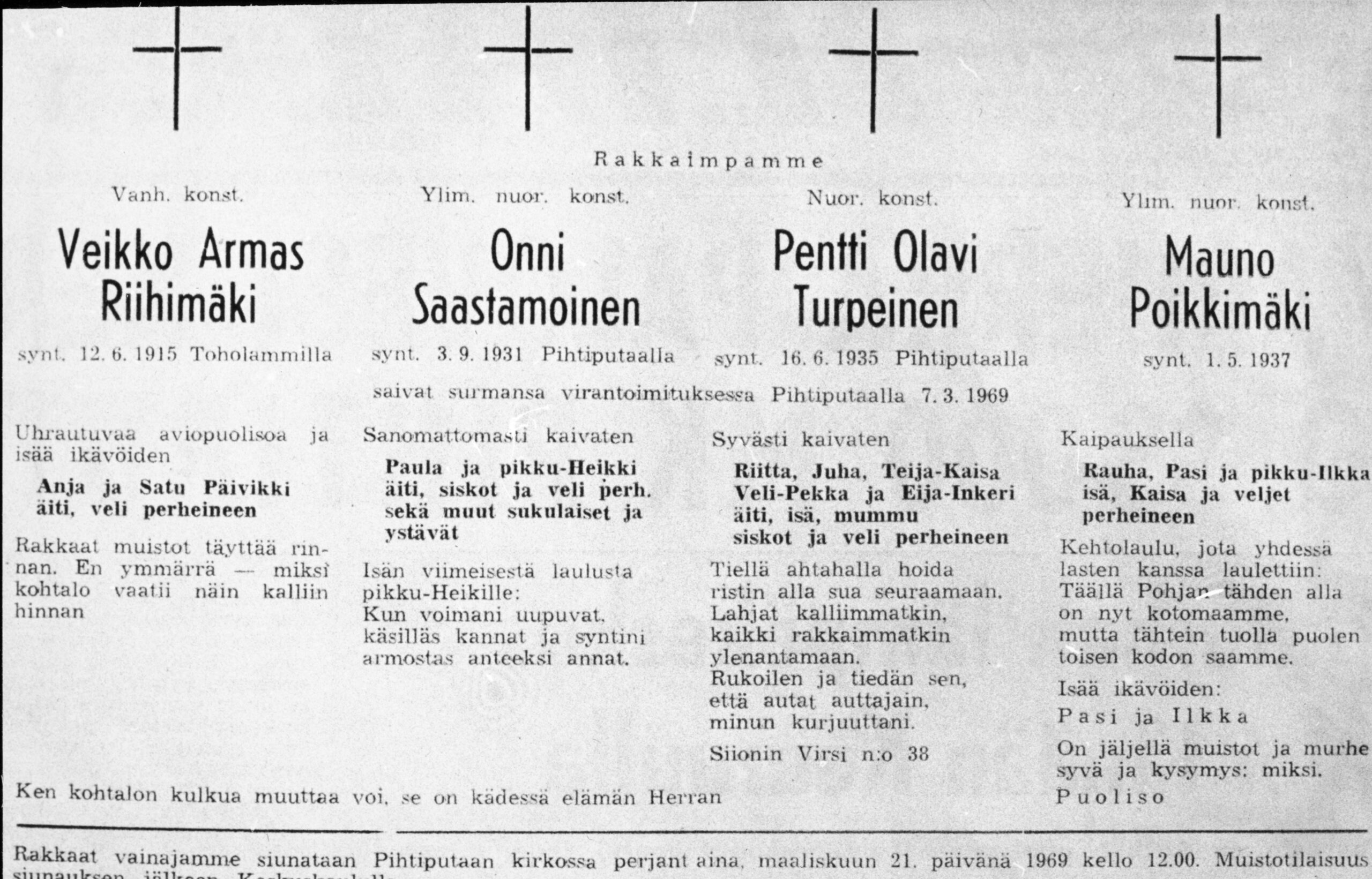 Mustavalkoinen lehtileike, jossa on neljän miehen nimet, syntymä- ja kuolinpäivät sekä muistotekstit. Jokaisen nimen yläpuolella on risti.