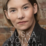 Kirjan kansi, jossa on nainen tummassa paidassa tiiliseinää vasten, ja teksti "HEIDI FOXELL" ylhäällä sekä "TUSKA VOIMA RAKKAUS" keskellä.